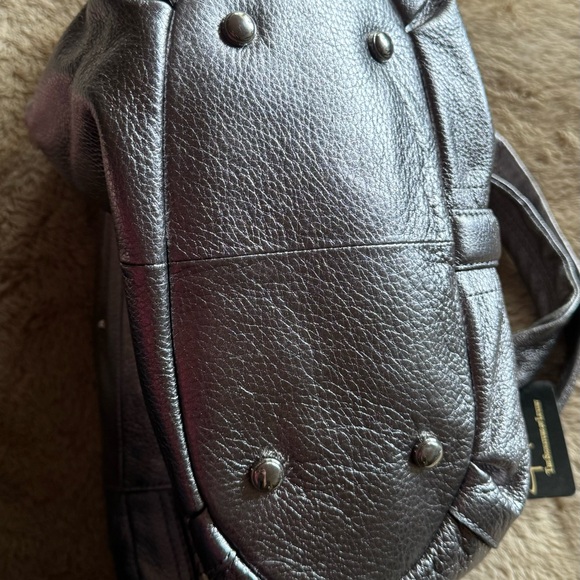 B Makowsky large silver shoulder bag with lots of pockets. - Picture 4 of 7